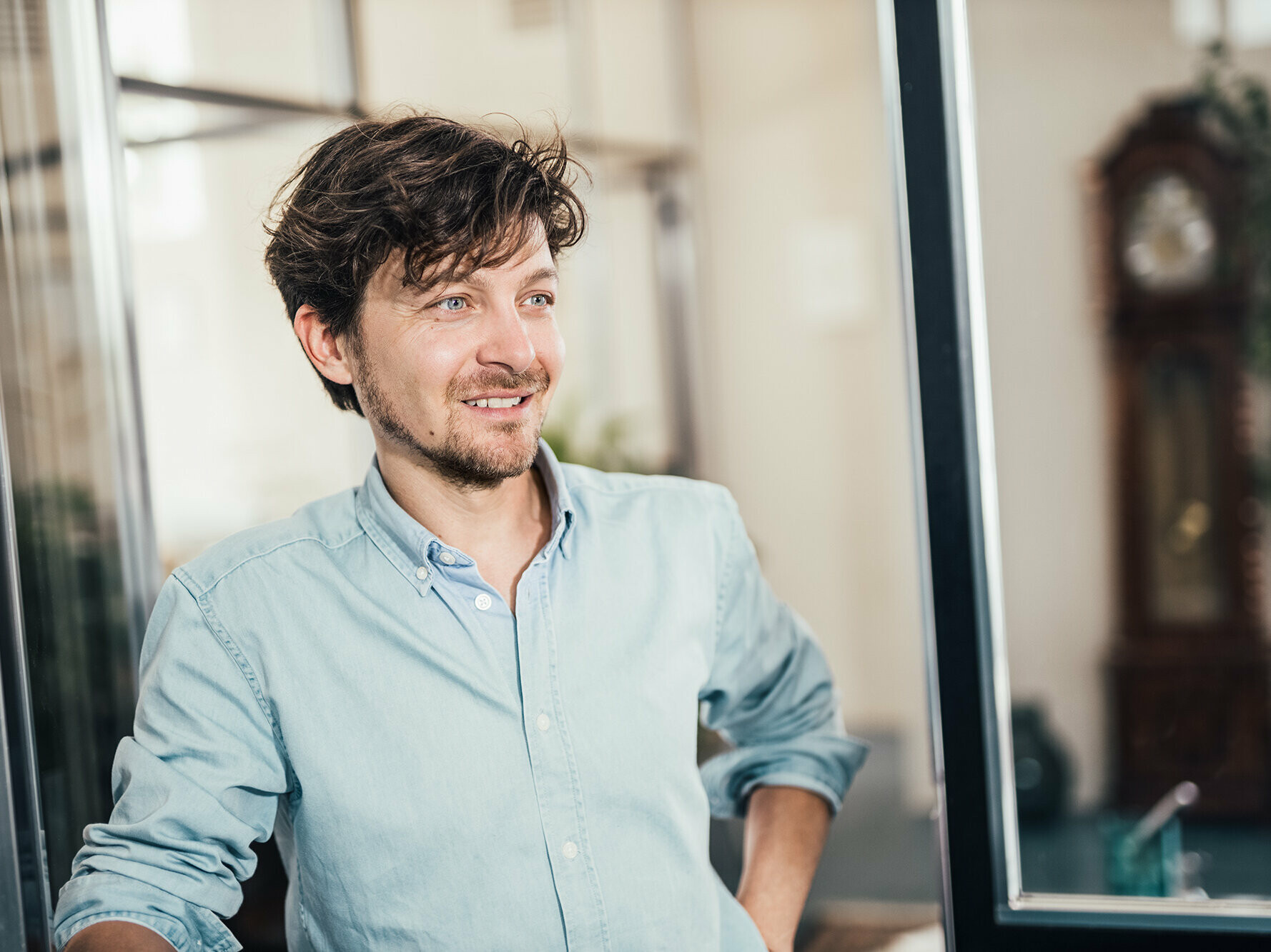 Architect Andreas Profanter stands in the doorway and looks to the right edge of the picture