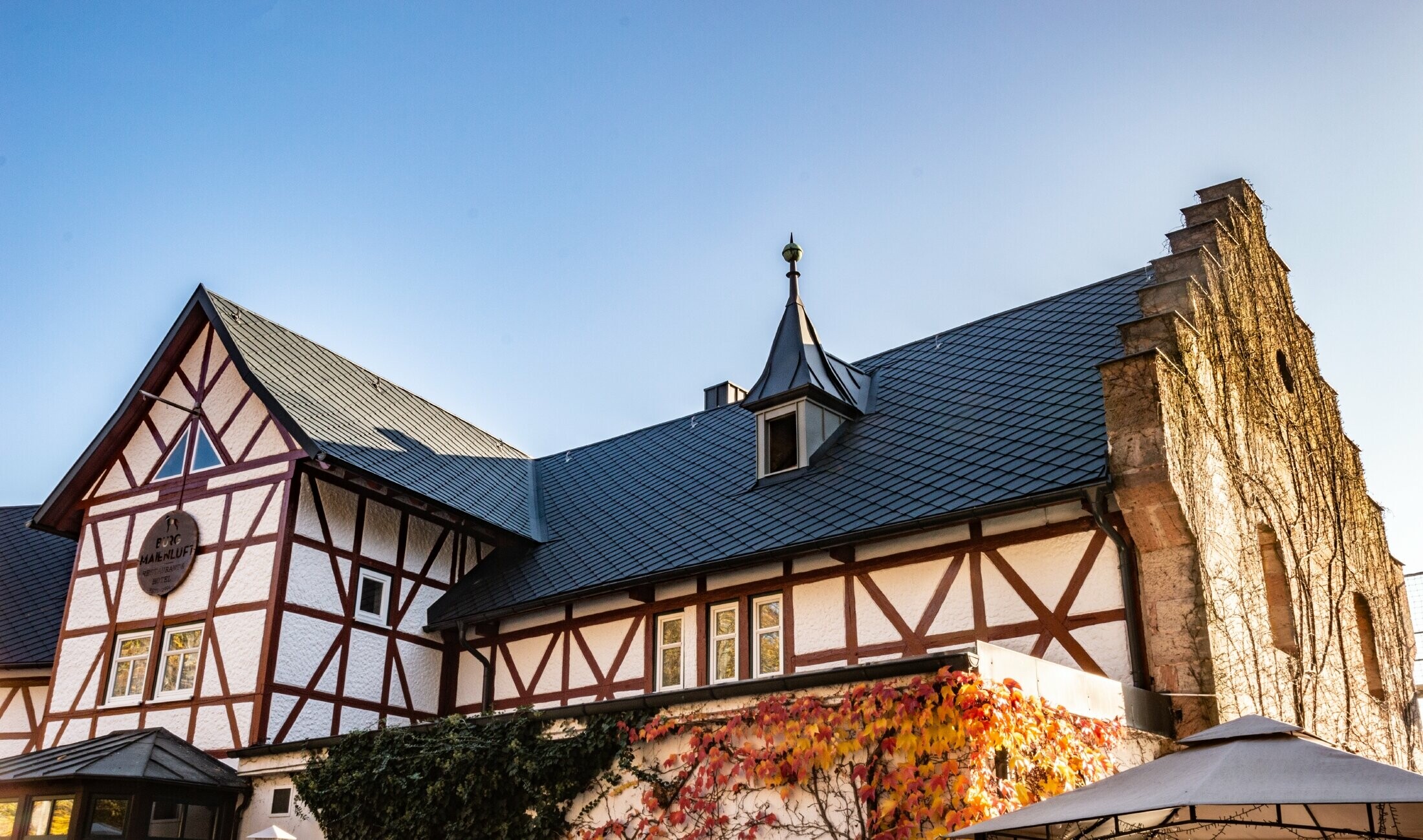 The Hotel Burg Maienluft was newly clad in the PREFA 29 x 29 rhomboid roof tile in anthracite with a half-timbered façade.