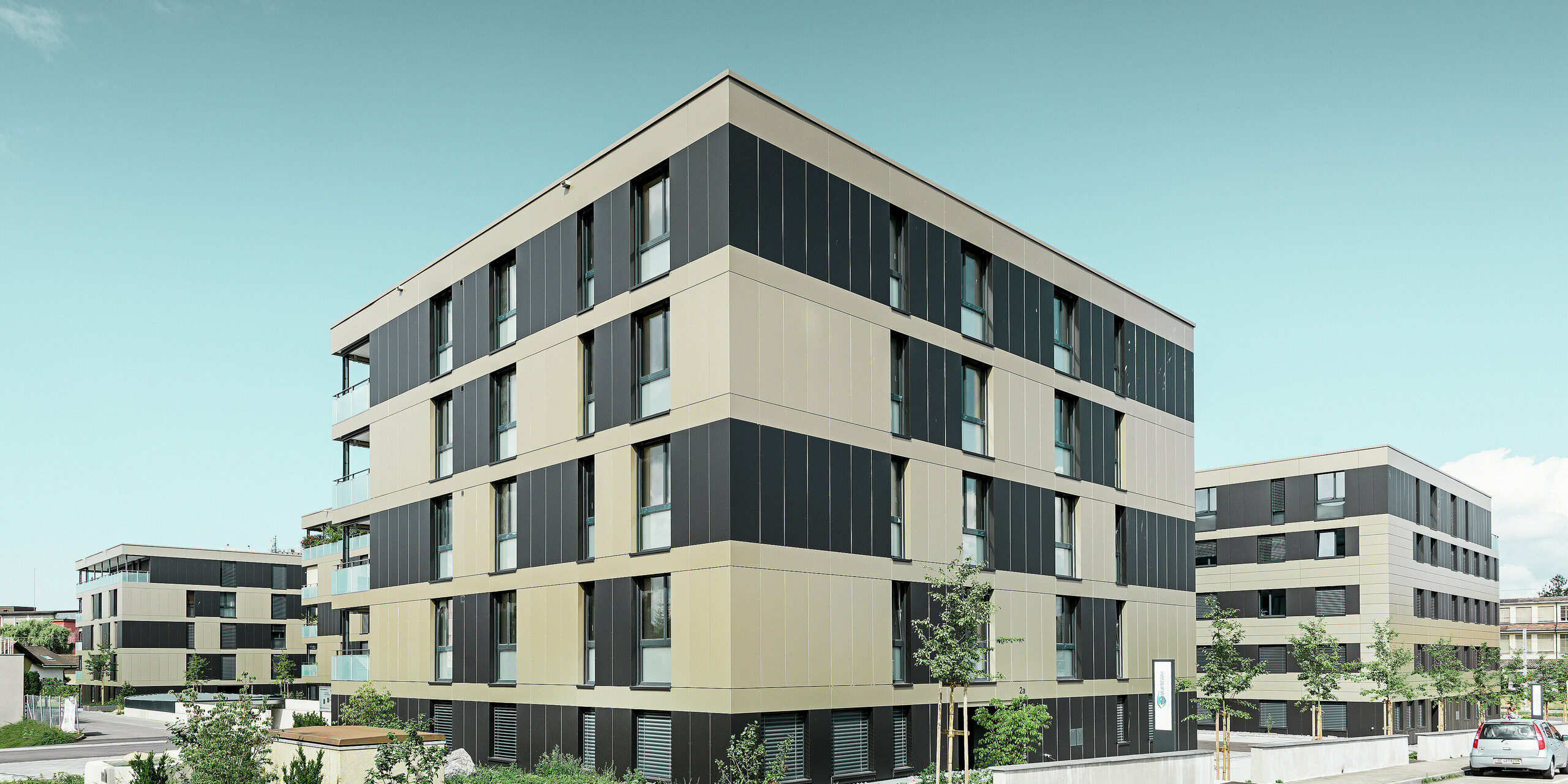 Cubic residential complex with an aluminium façade in bronze with black grey components
