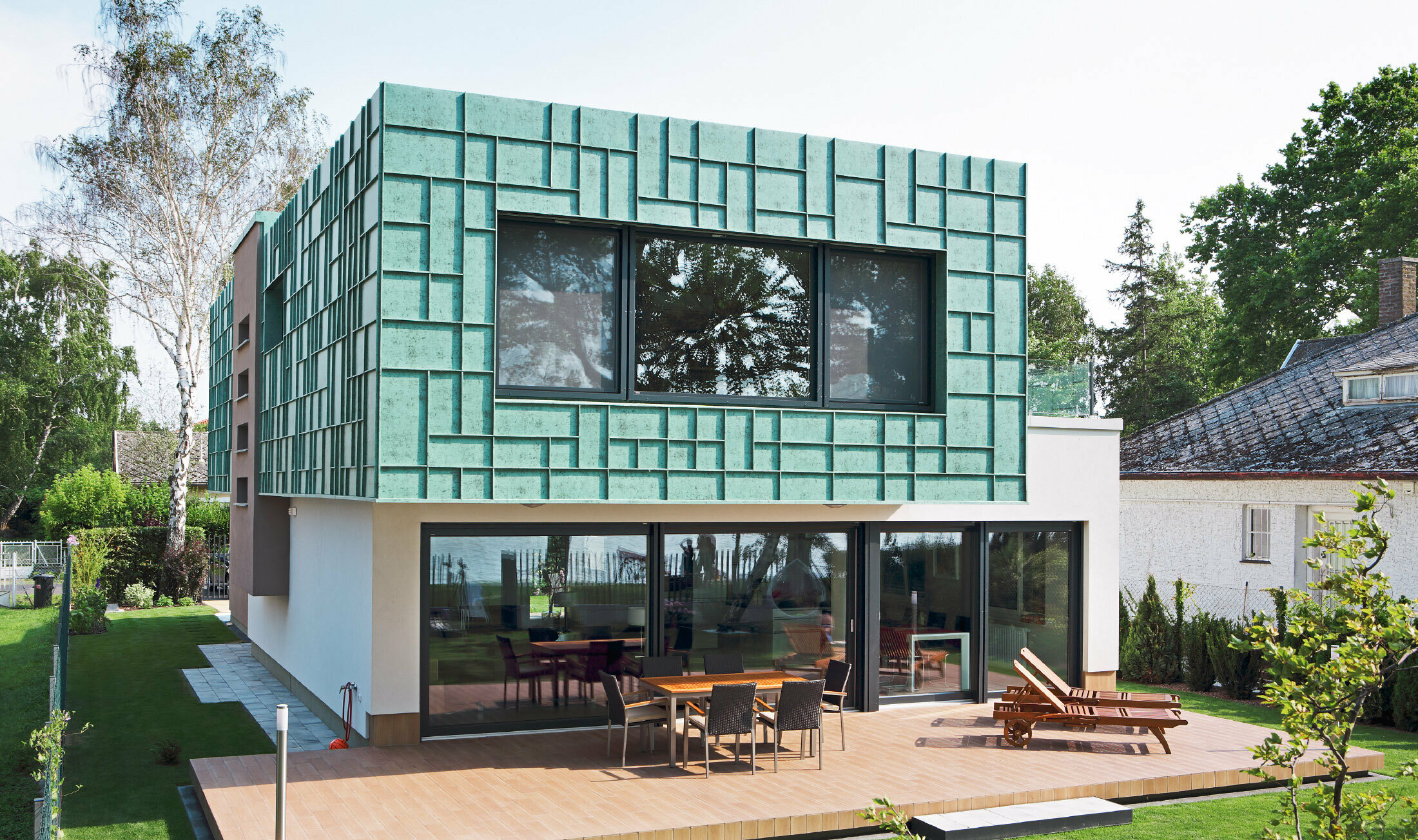 Modern single-family house with storm-proof façade clad with PREFALZ in P.10 Patina Green.