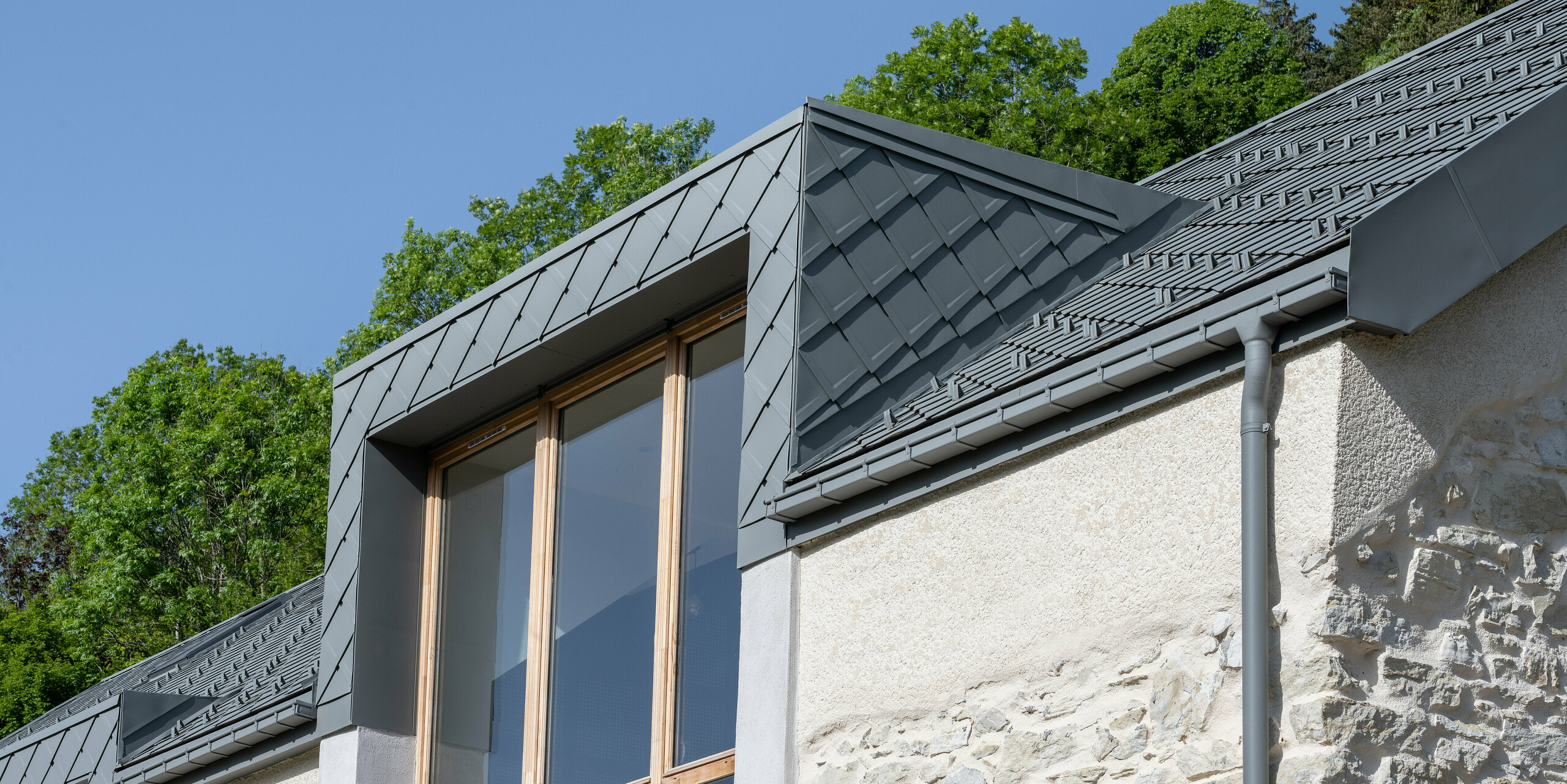 PREFA Dachraute 29x29 in P.10 Hellgrau auf einem Ferienhaus in Engins nahe Grenoble
