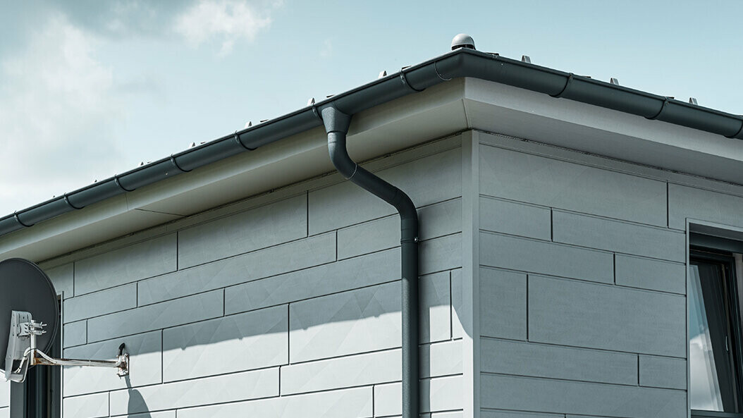 PREFA gutter with downpipe in anthracite, along with a PREFA Siding.X facade