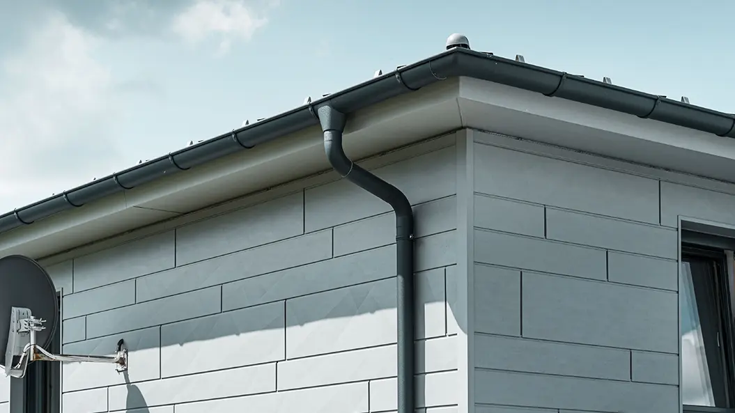 PREFA gutter with downpipe in anthracite, along with a PREFA Siding.X facade