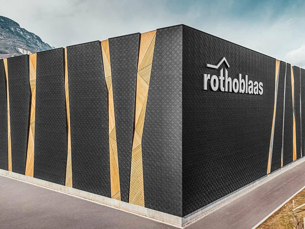 The Rothoblaas industrial building with PREFA Rhomboid façade tile 44 × 44 in P.10 black.