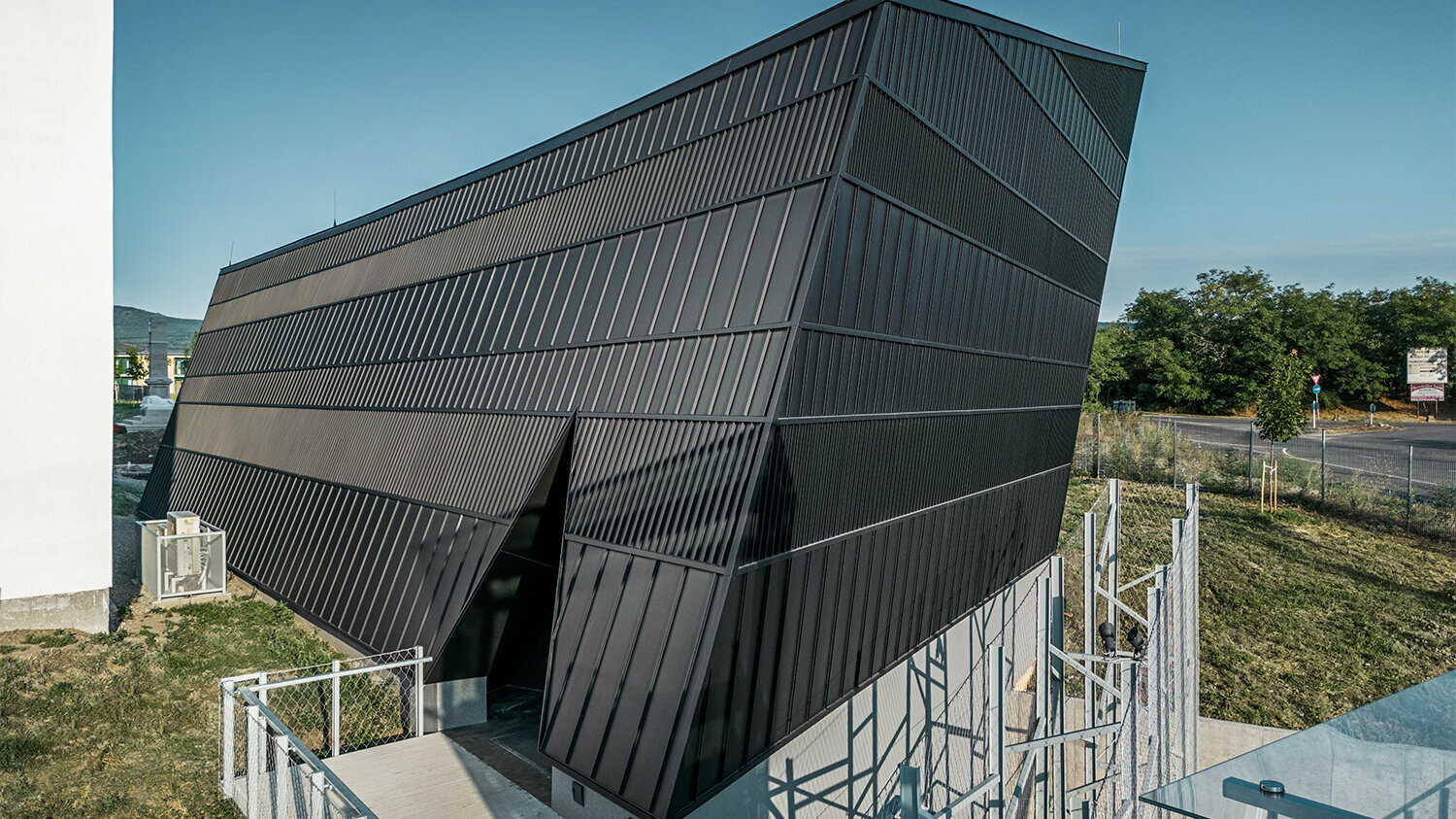 Lateral rear view of the sharply cut building.
