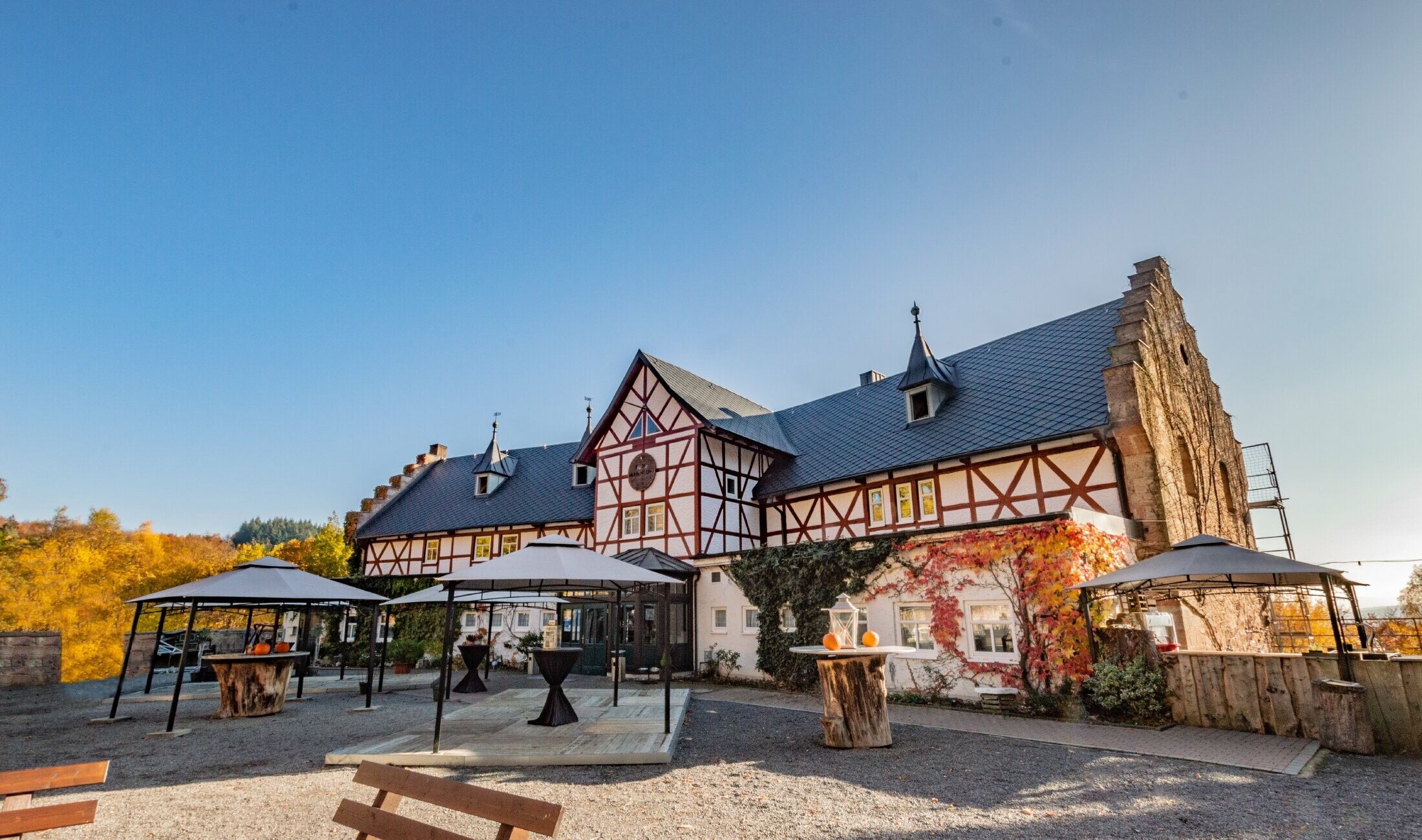 Full view of the Hotel Burg Maienluft in Wasungen. The roof is newly covered with the PREFA 29 × 29 rhomboid roof tile in anthracite.