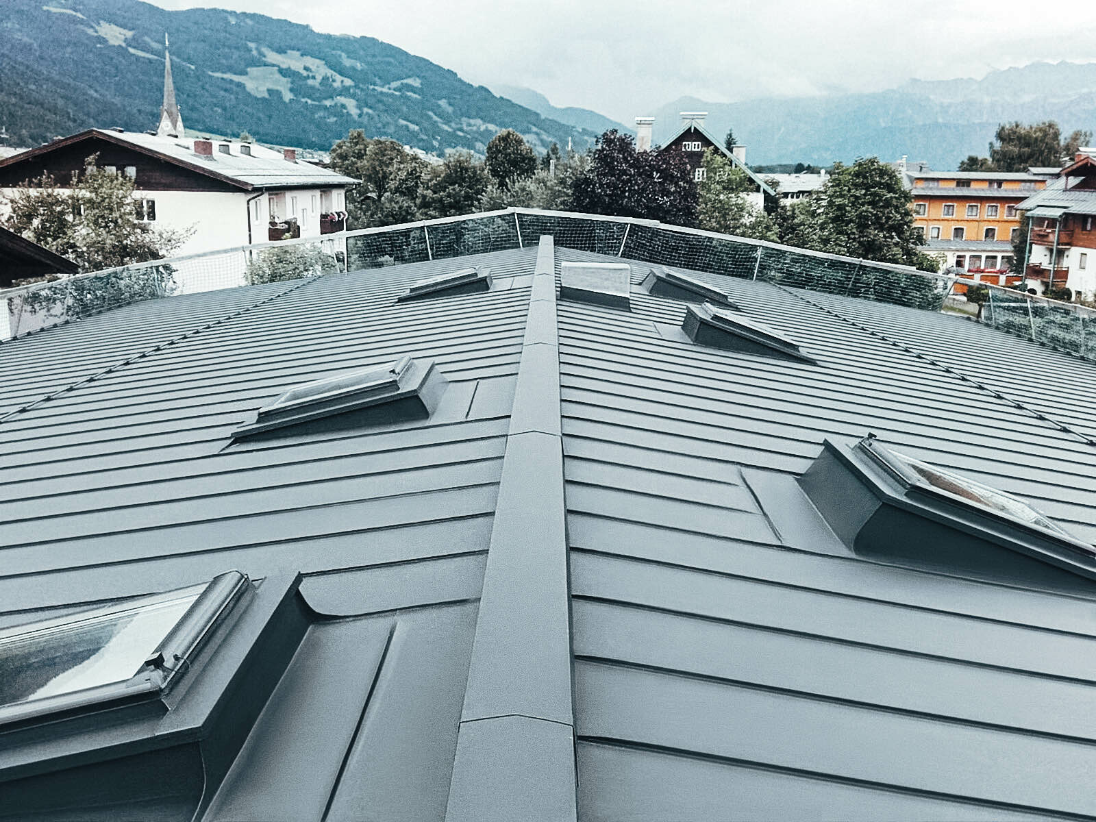 A picture of the roof, which is covered in Prefalz in the colour P.10 anthracite.