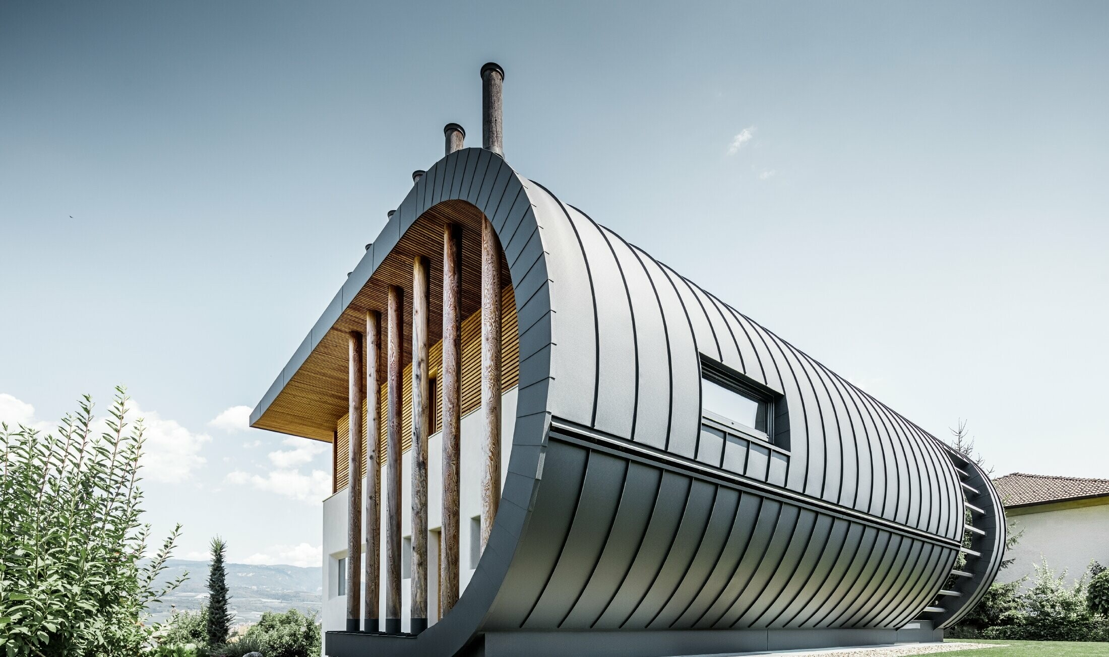 Curved façade of the Casa Giovannini detached house clad in aluminium by PREFA – Prefalz in P.10 anthracite.