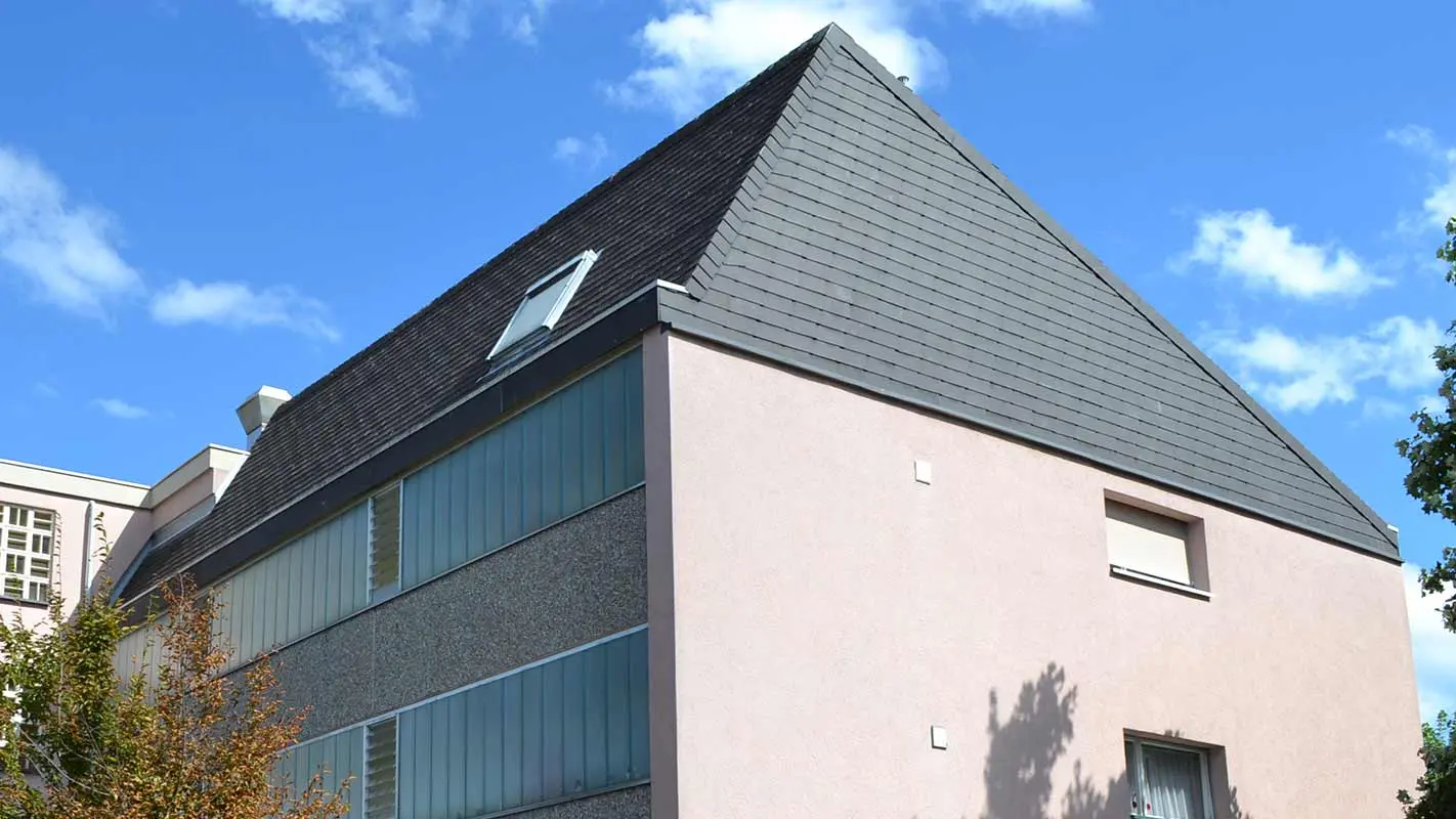 Before roof renovation with the PREFA FX.12 roof panel in P.10 anthracite