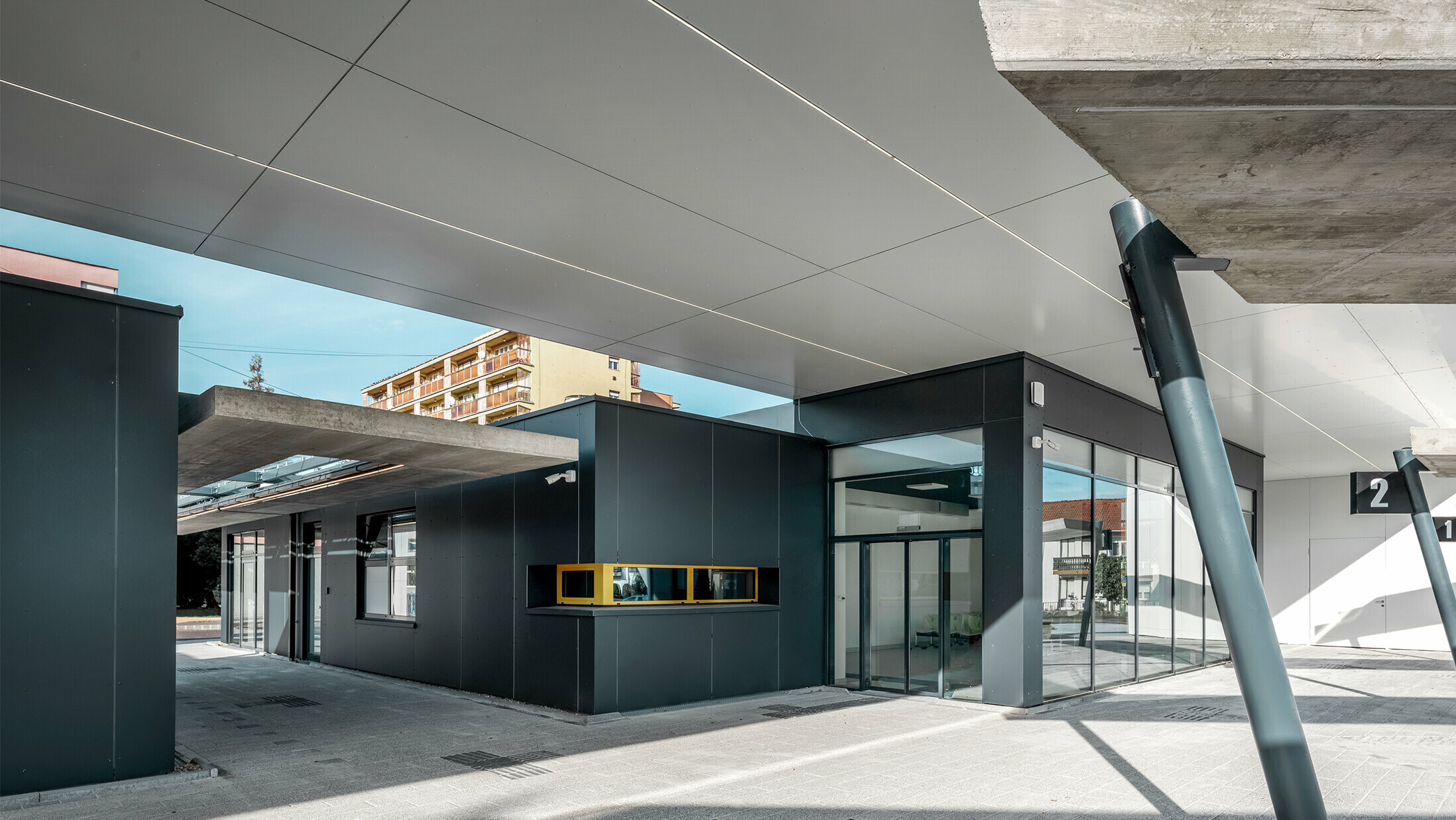 The railway station in Lenti. PREFABOND aluminim compostie panels in the colour P.10 anthracite and pure white is on the façade can be seen. several sections of the station can be seen, including stops 1 and 2.