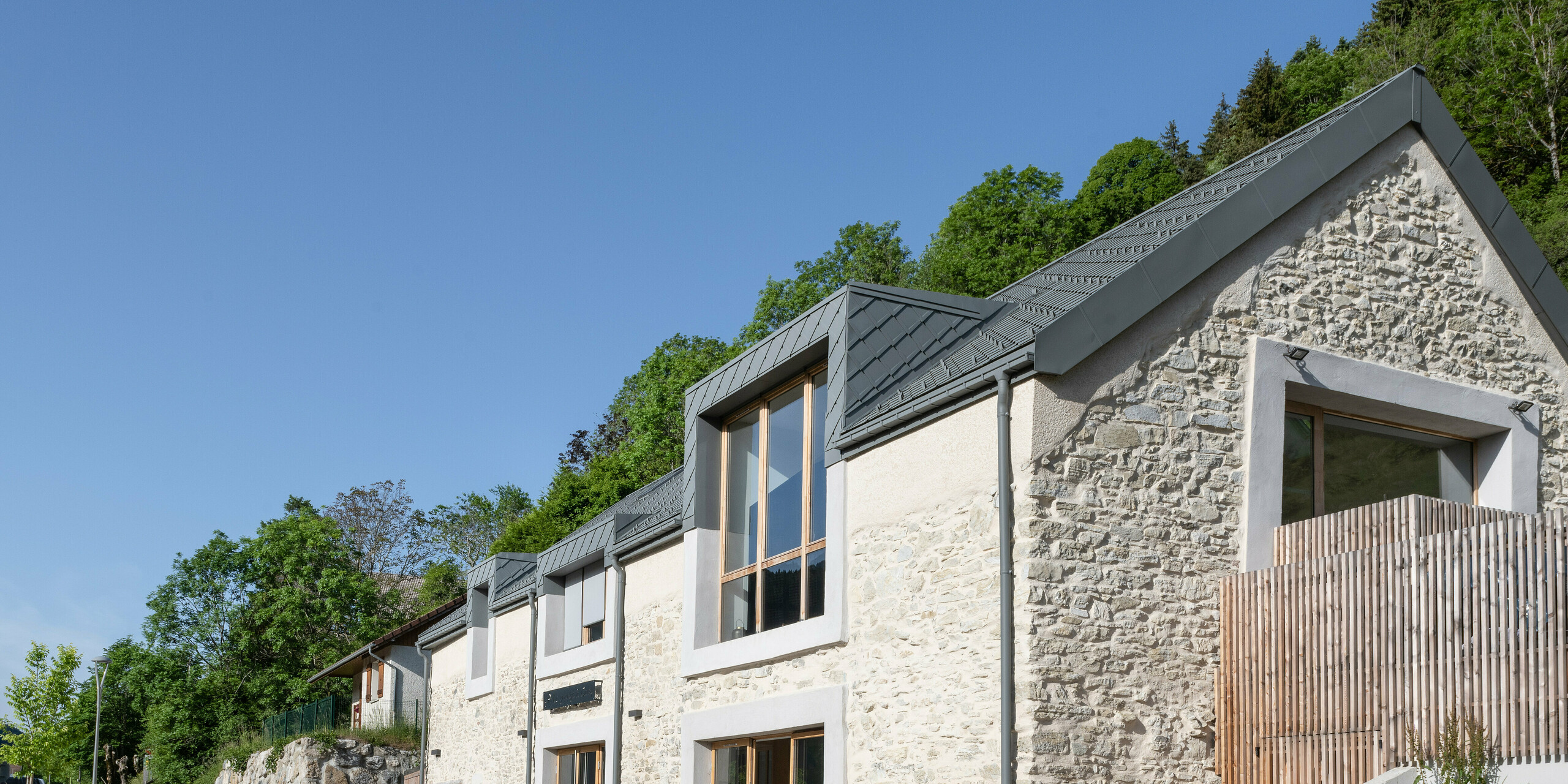 PREFA Dachraute 29x29 in P.10 Hellgrau auf einem Ferienhaus in Engins nahe Grenoble