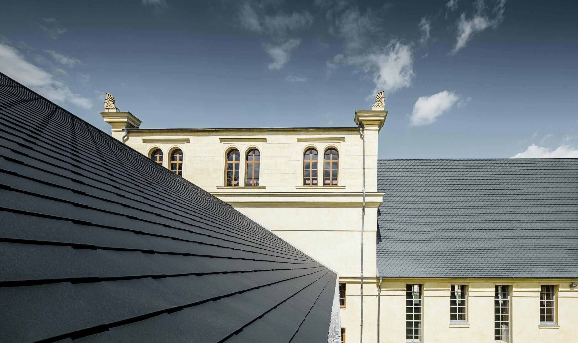Detailed view of the new roof of the Marstall in Basedow; the roof was renovated with PREFA roof shingles in anthracite.