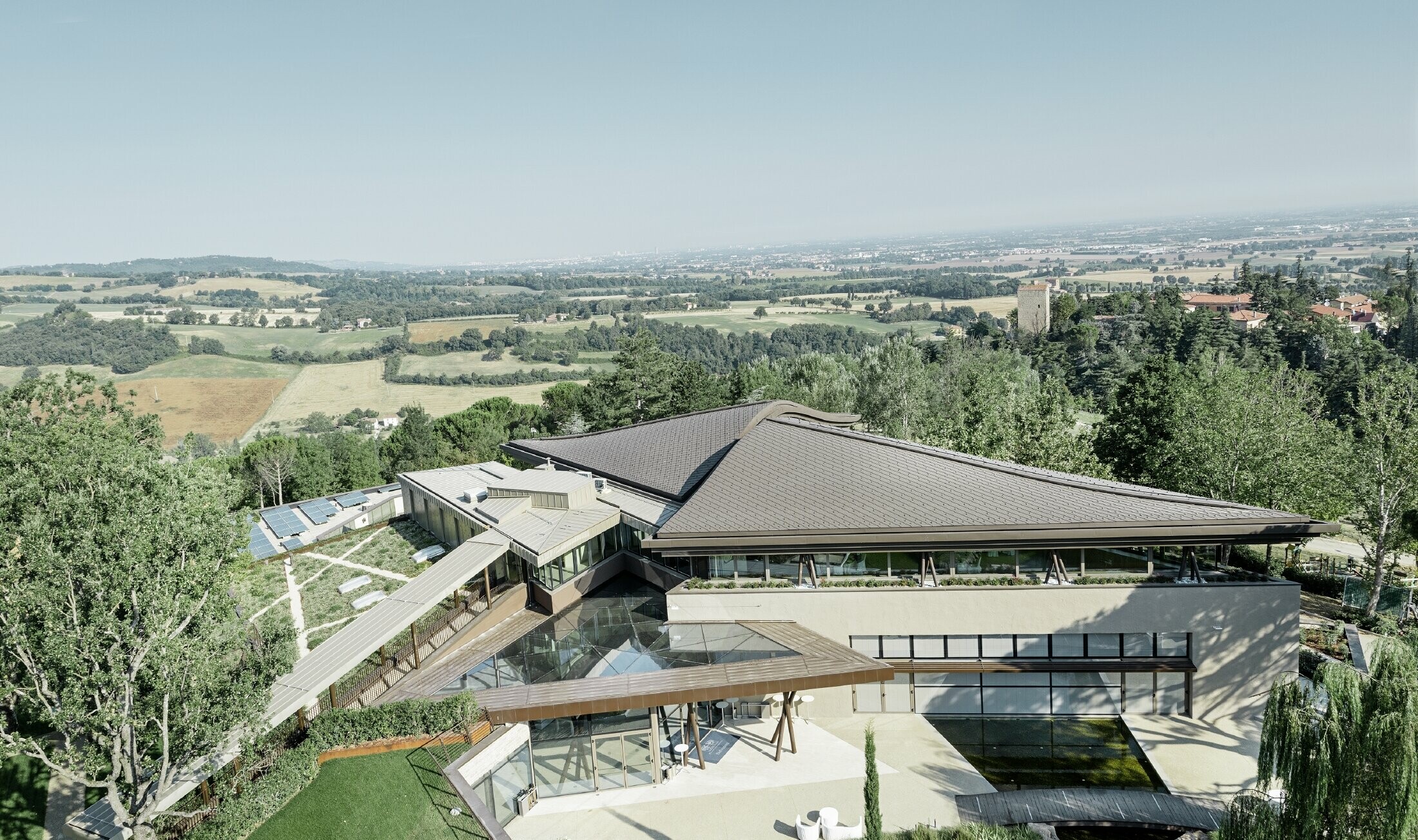 Palazzo di Varignana villa (Italy) golf resort with a sweeping PREFA aluminium roof in brown