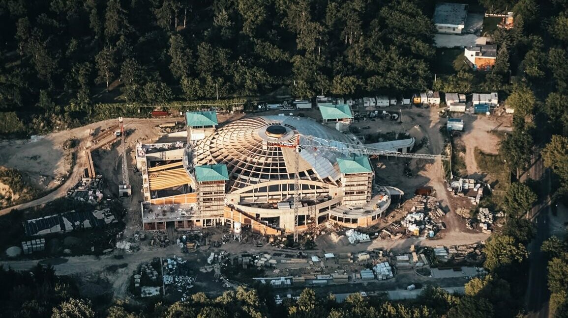 On the picture you can see the complete building complex from a bird's eye view with the wooded surroundings