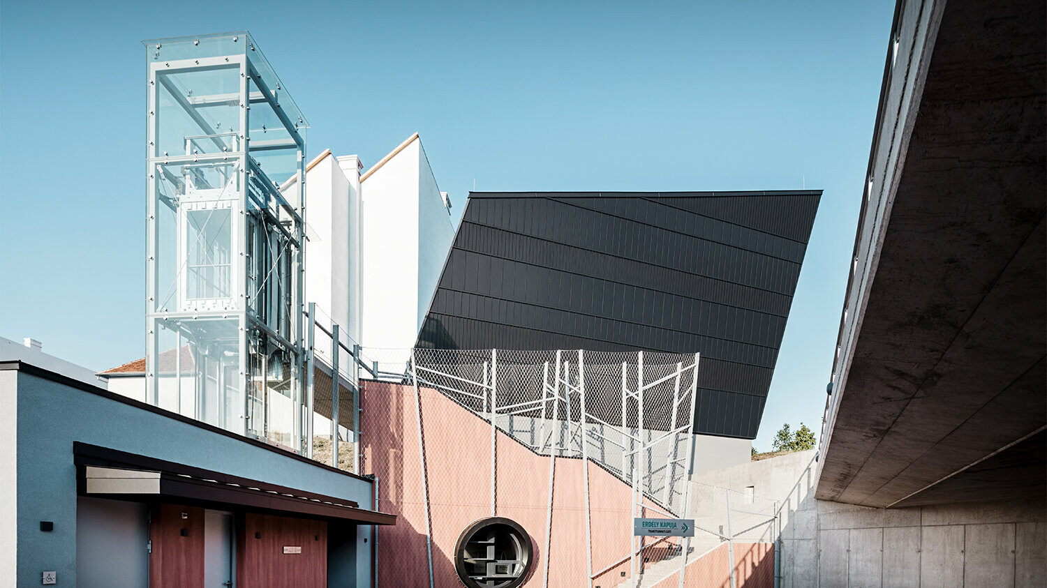 Side view of the cinema pavilion, a staircase and an elevator lead up to the exhibition room.
