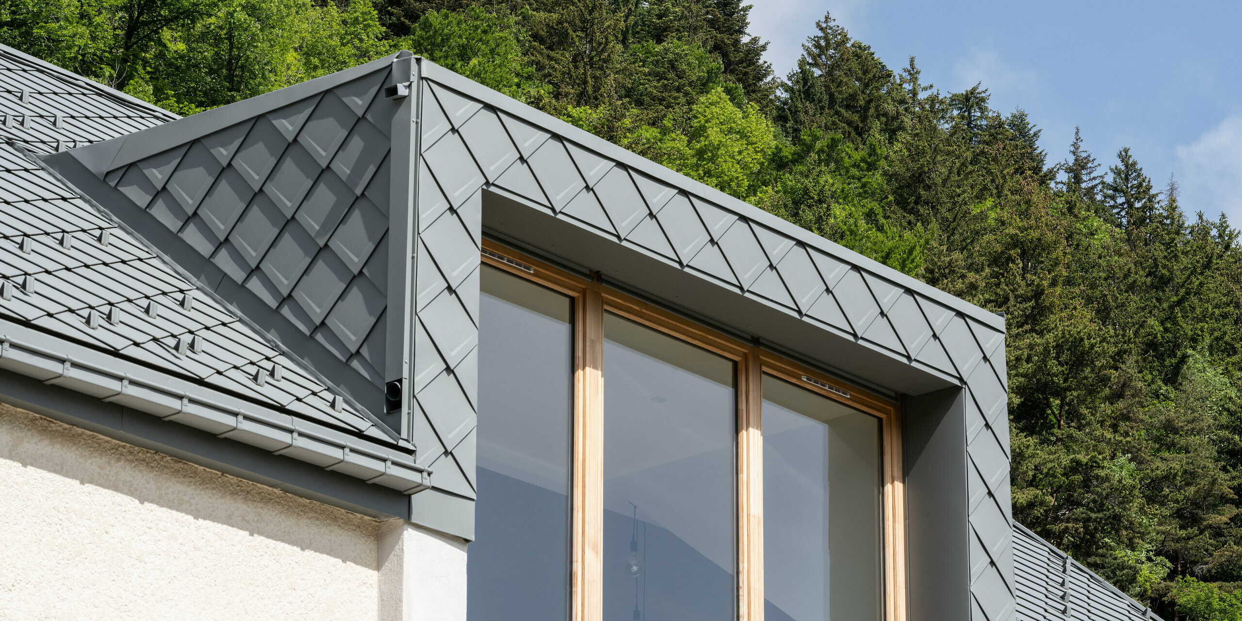 PREFA Dachraute 29x29 in P.10 Hellgrau auf einem Ferienhaus in Engins nahe Grenoble