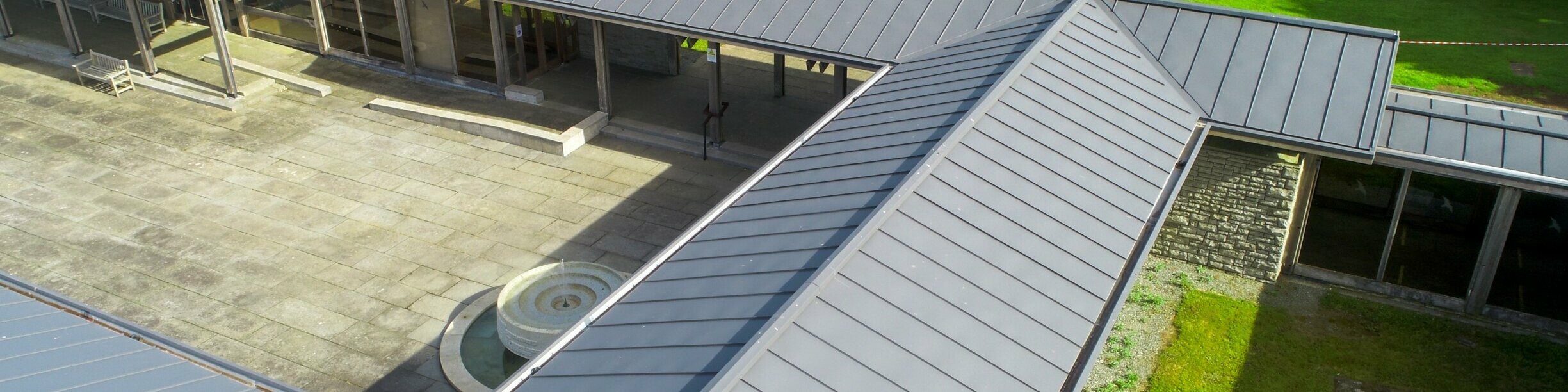 Picture of the new roof of the visitor center with PREFALZ in the colour P.10 dark grey 