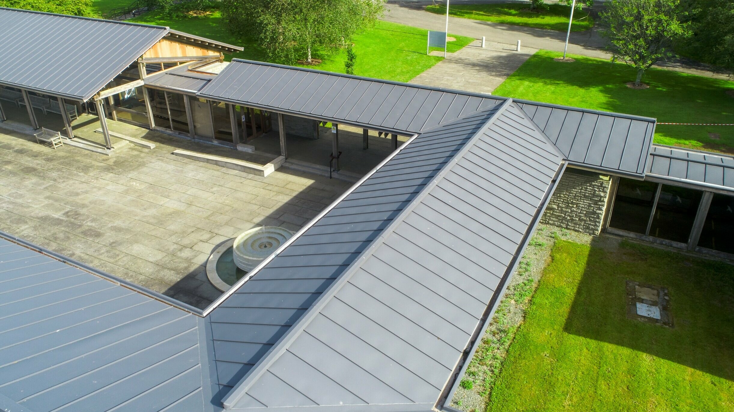 Picture of the new roof of the visitor center with PREFALZ in the colour P.10 dark grey 