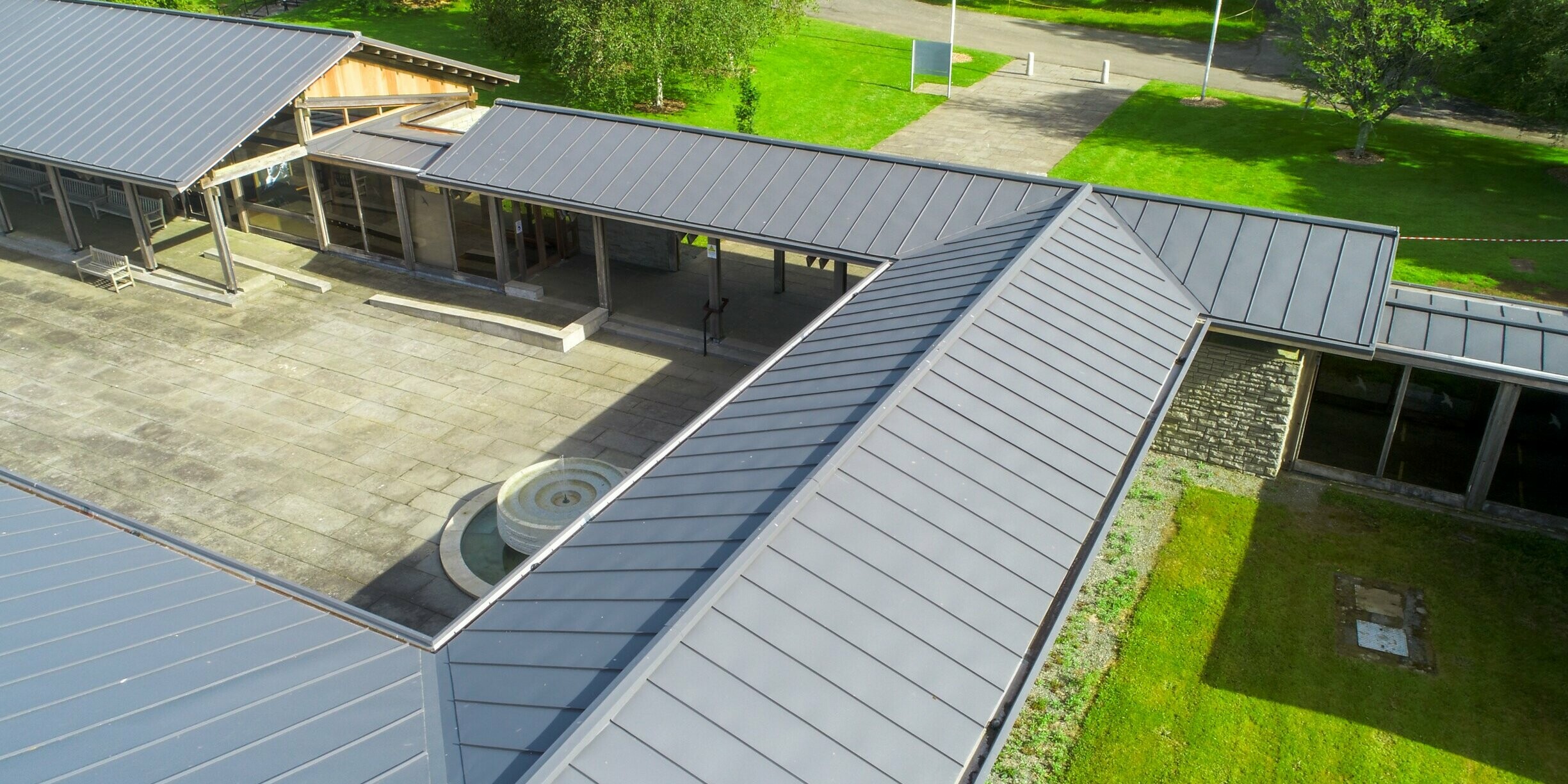 Picture of the new roof of the visitor center with PREFALZ in the colour P.10 dark grey 