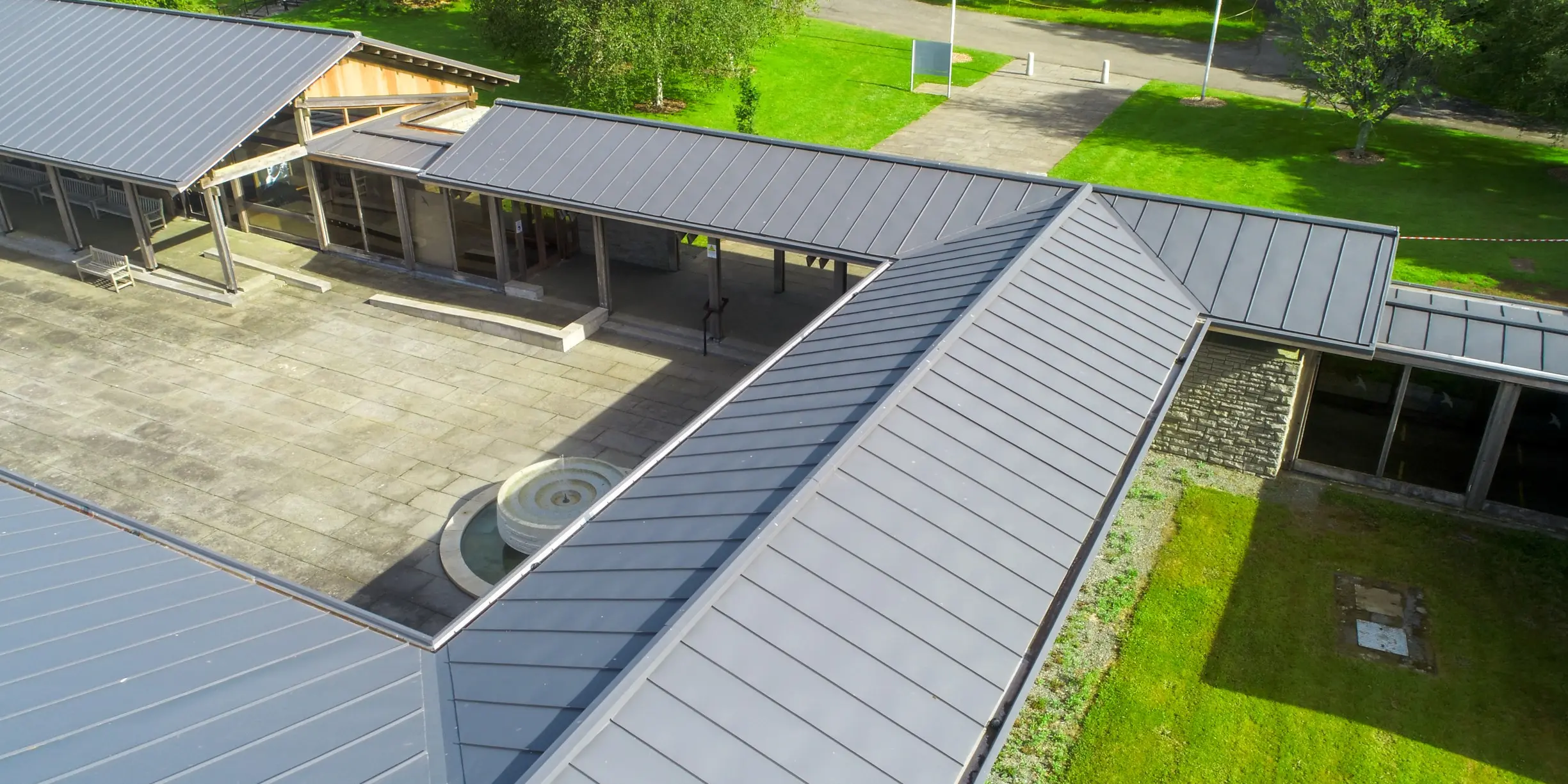 Picture of the new roof of the visitor center with PREFALZ in the colour P.10 dark grey 