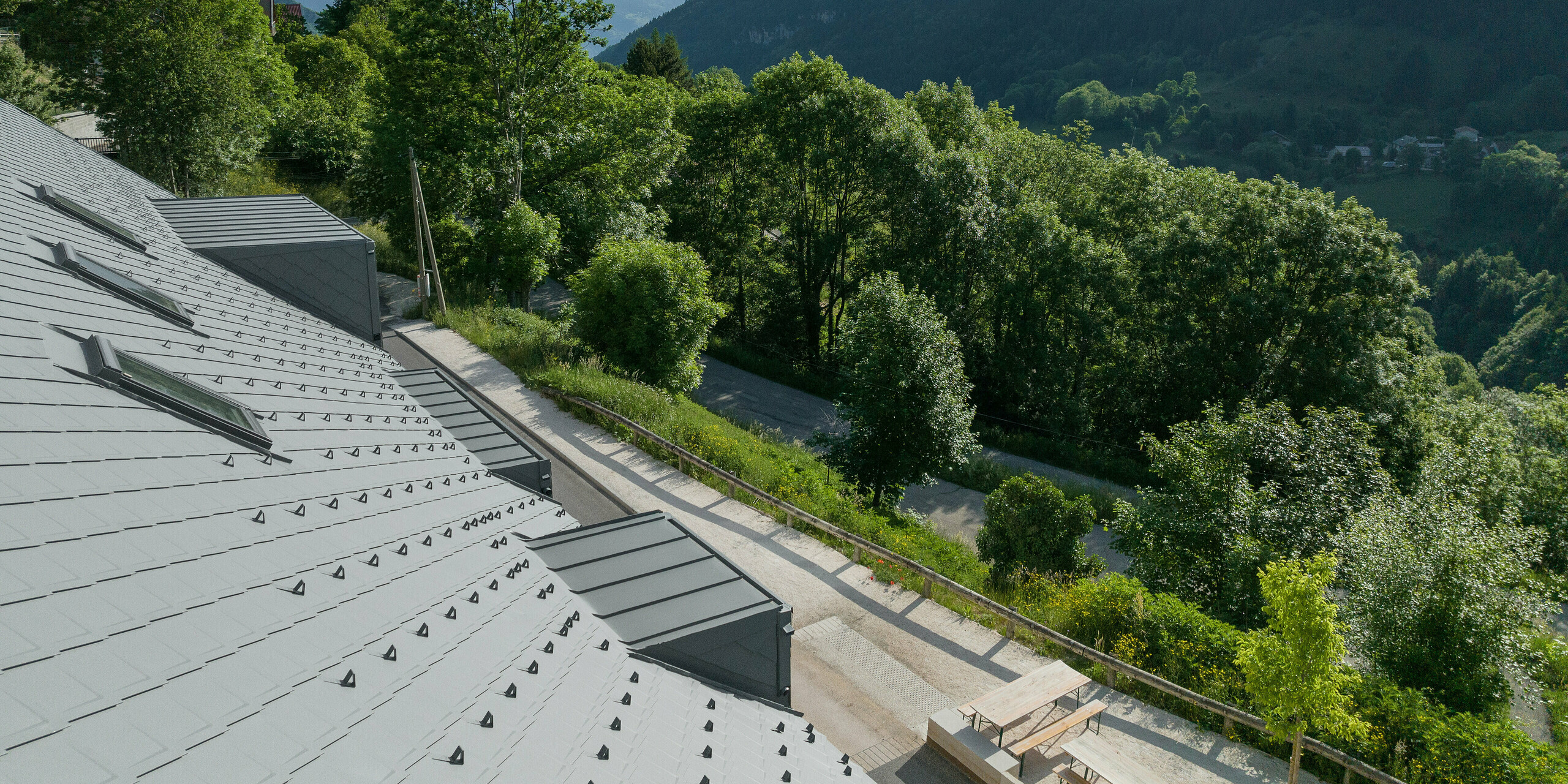PREFA Dachraute 29x29 in P.10 Hellgrau auf einem Ferienhaus in Engins nahe Grenoble