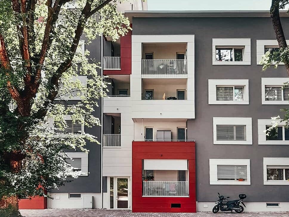 Residential building with the Prefalz façade system from PREFA in the colours Oxydro red and Prefa white