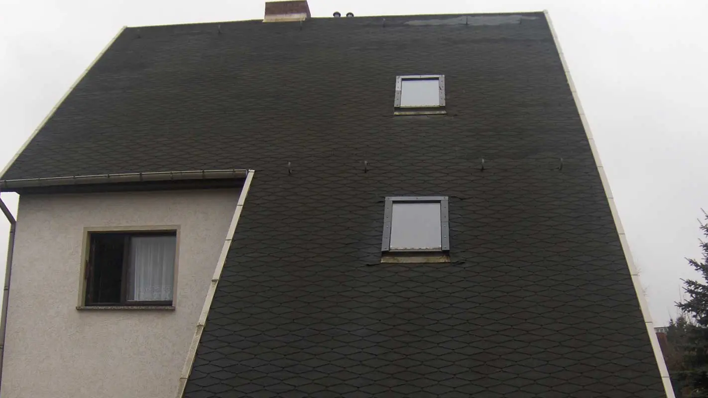 Long roof area of a detached house before roof renovation with PREFA rhomboid roof tiles