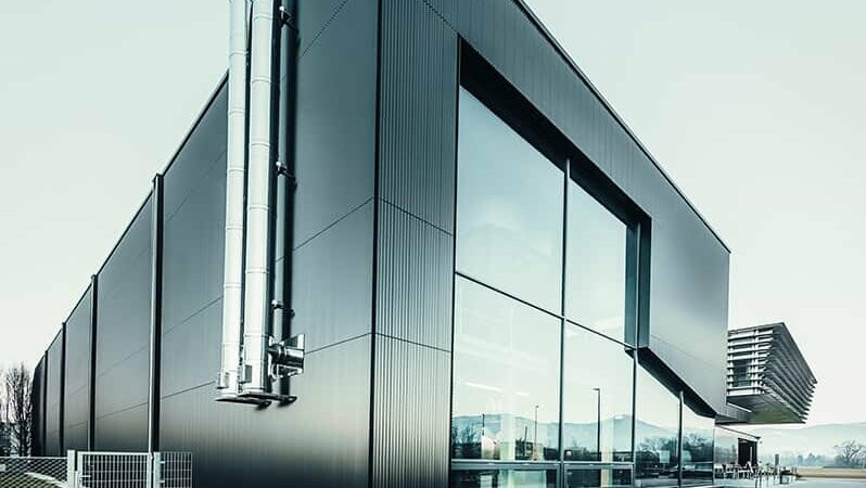 Lateral view of the Amann coffee building, which is covered in serrated profile from Prefa in the colour black