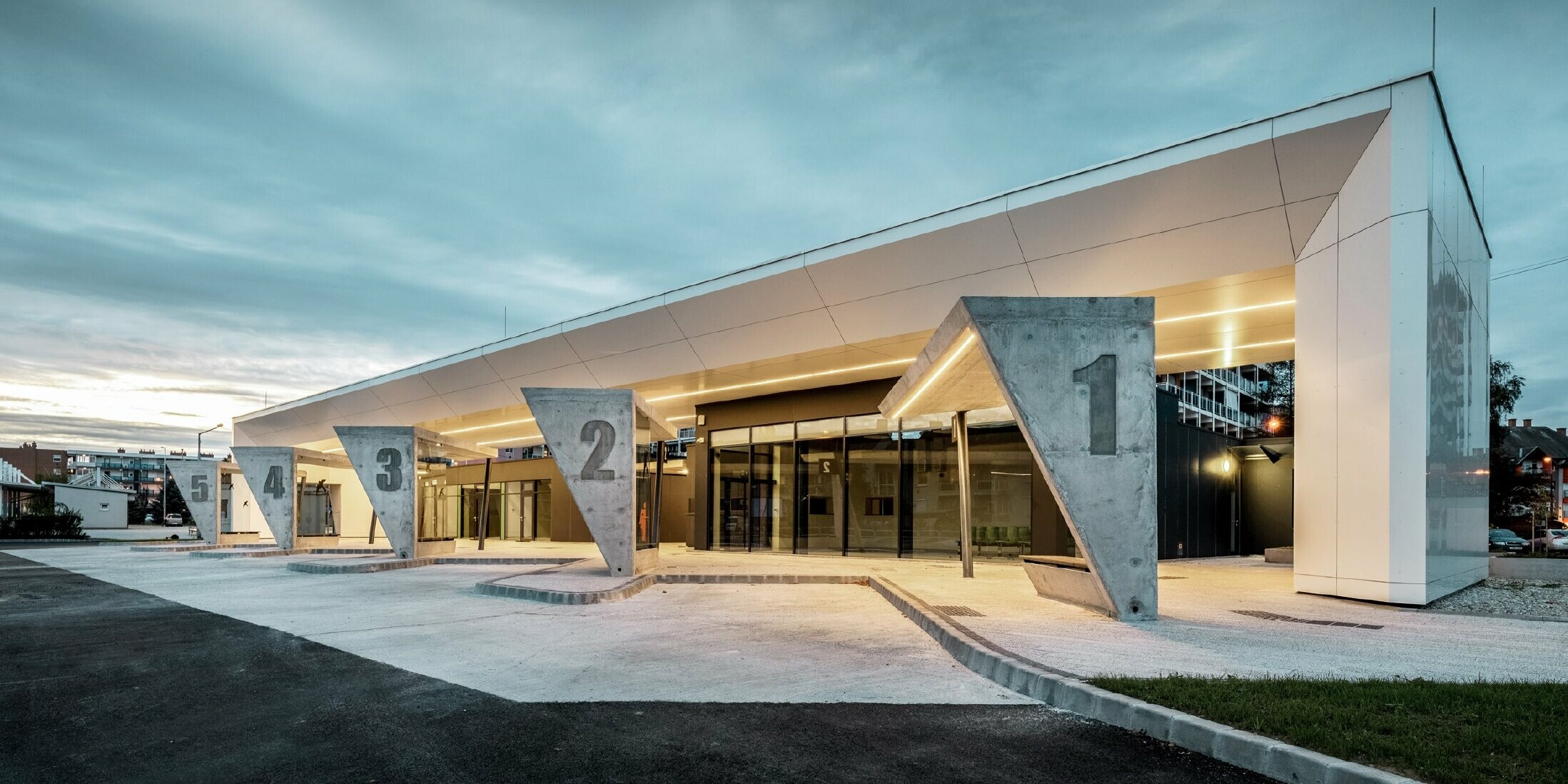 Modern bus station in Lenti, soffits are clad with PREFABOND aluminium composite panels in pure white