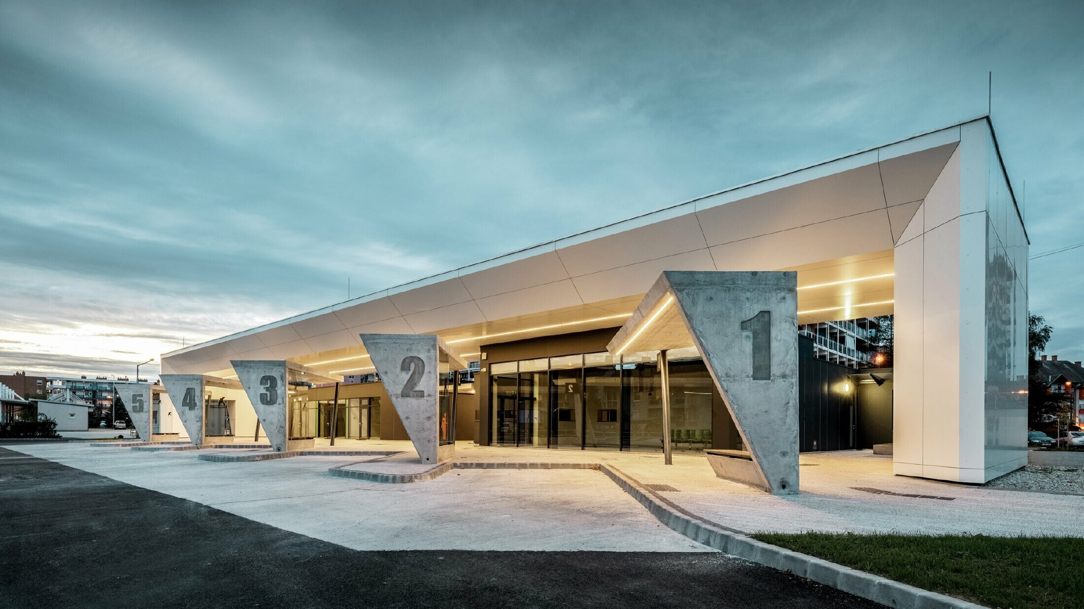 Modern bus station in Lenti, soffits are clad with PREFABOND aluminium composite panels in pure white