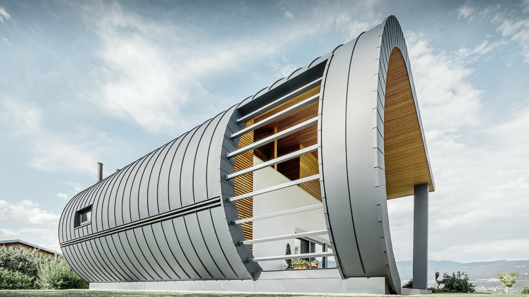 Unusual detached house with rounded prefalz façade in anthracite.