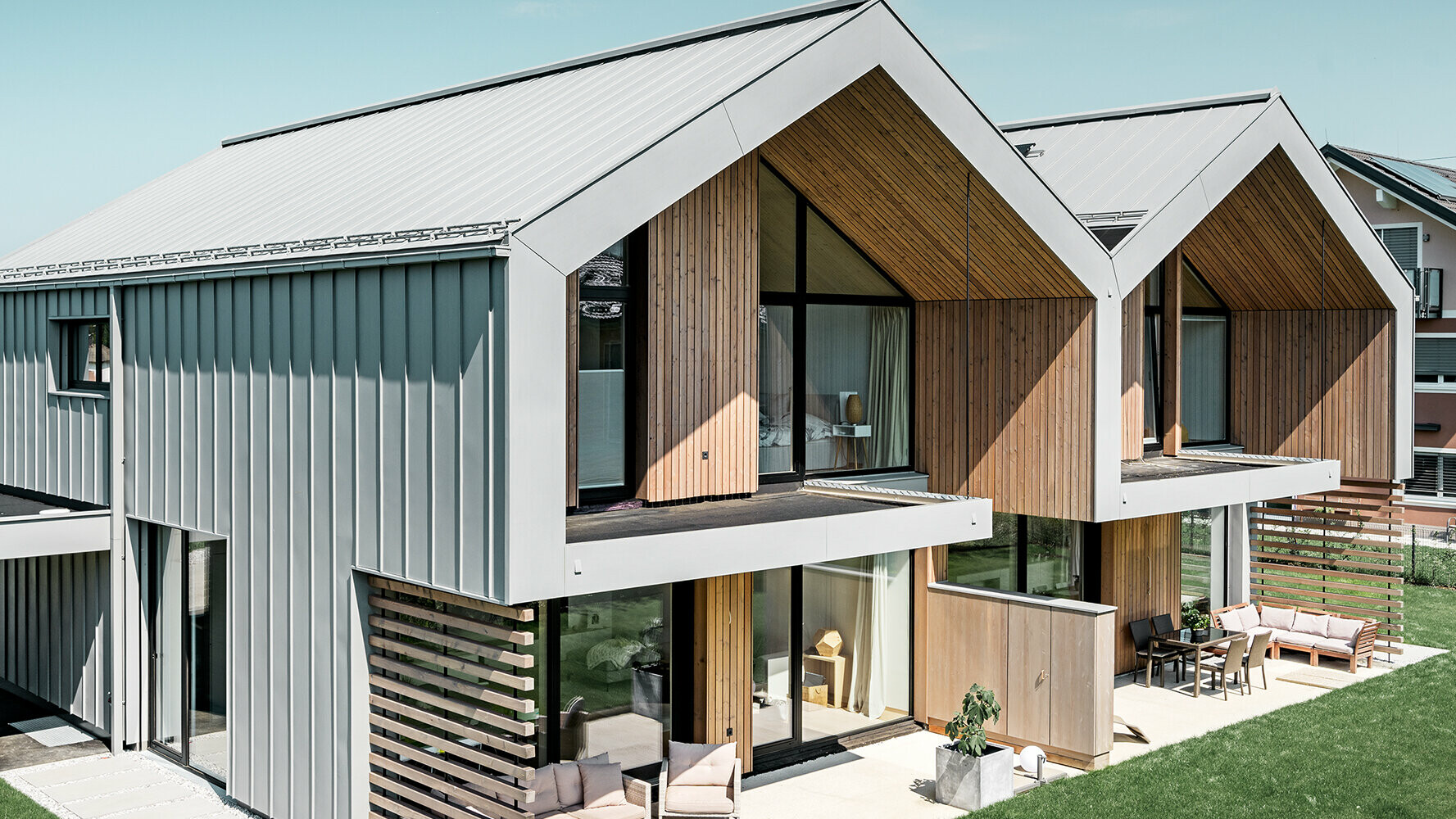 Detached house with PREFALZ roof covering and façade cladding  in the colour patina grey