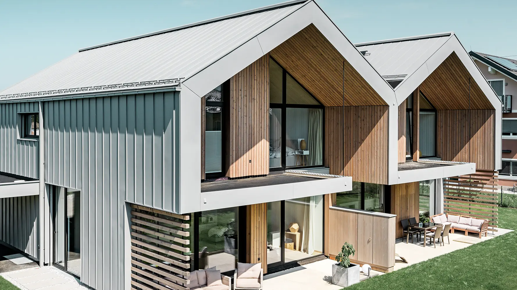 Detached house with PREFALZ roof covering and façade cladding  in the colour patina grey