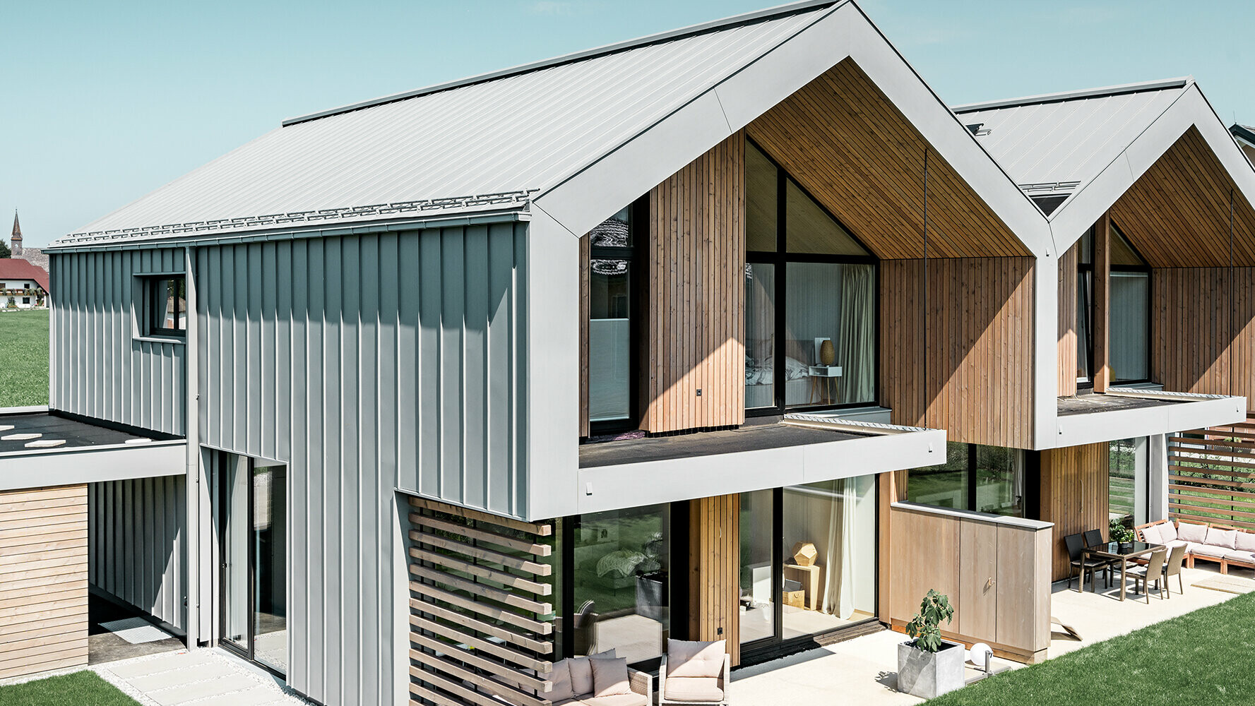 Detached house with PREFALZ roof covering and façade cladding  in the colour patina grey