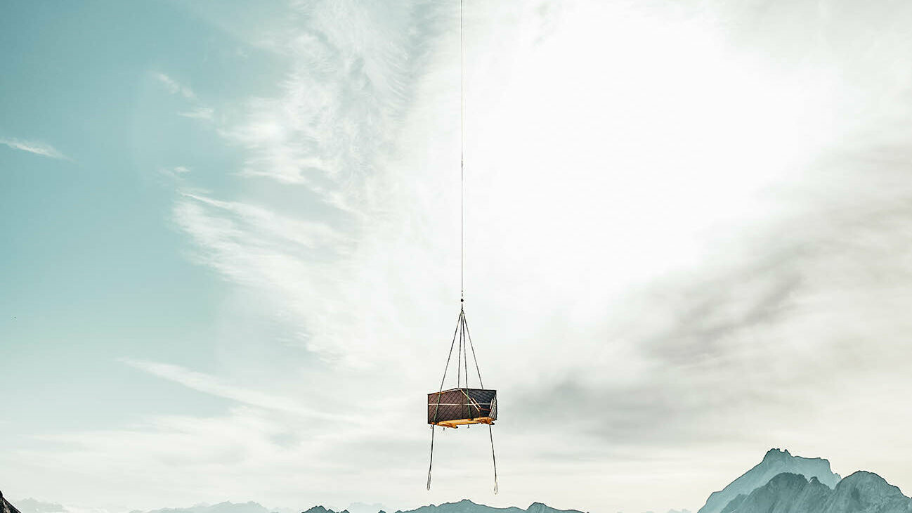 The flying transport of the information kiosk to the fixed location in the mountains of Vorarlberg.