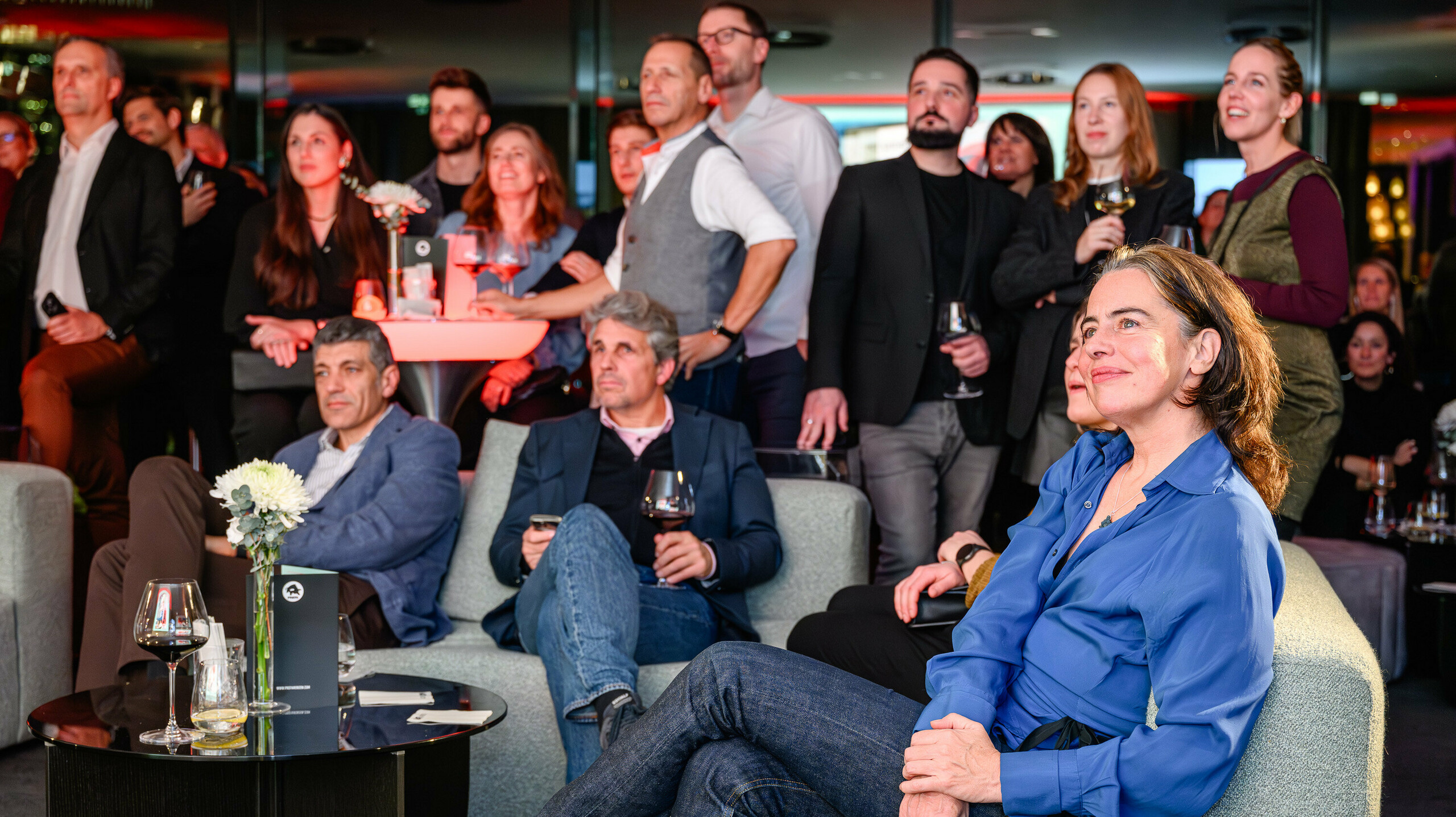 Gebannte Blicke und inspirierte Gesichter bei der PREFARENZEN Präsentation 2026 im k47.wien: Die  Gäste verfolgen aufmerksam die multimediale Vorstellung der neuesten PREFA Projekte. Die stimmungsvolle Lichtkulisse und das edle Ambiente spiegeln die Qualität der vorgestellten Aluminiumlösungen wider. Die Szene zeigt: PREFA schafft Raum für Innovation, Austausch und kreative Visionen. Ein Abend, der die Kraft zeitloser Architektur und die Vielfalt moderner Gestaltungsmöglichkeiten mit Aluminium in den Mittelpunkt stellt.