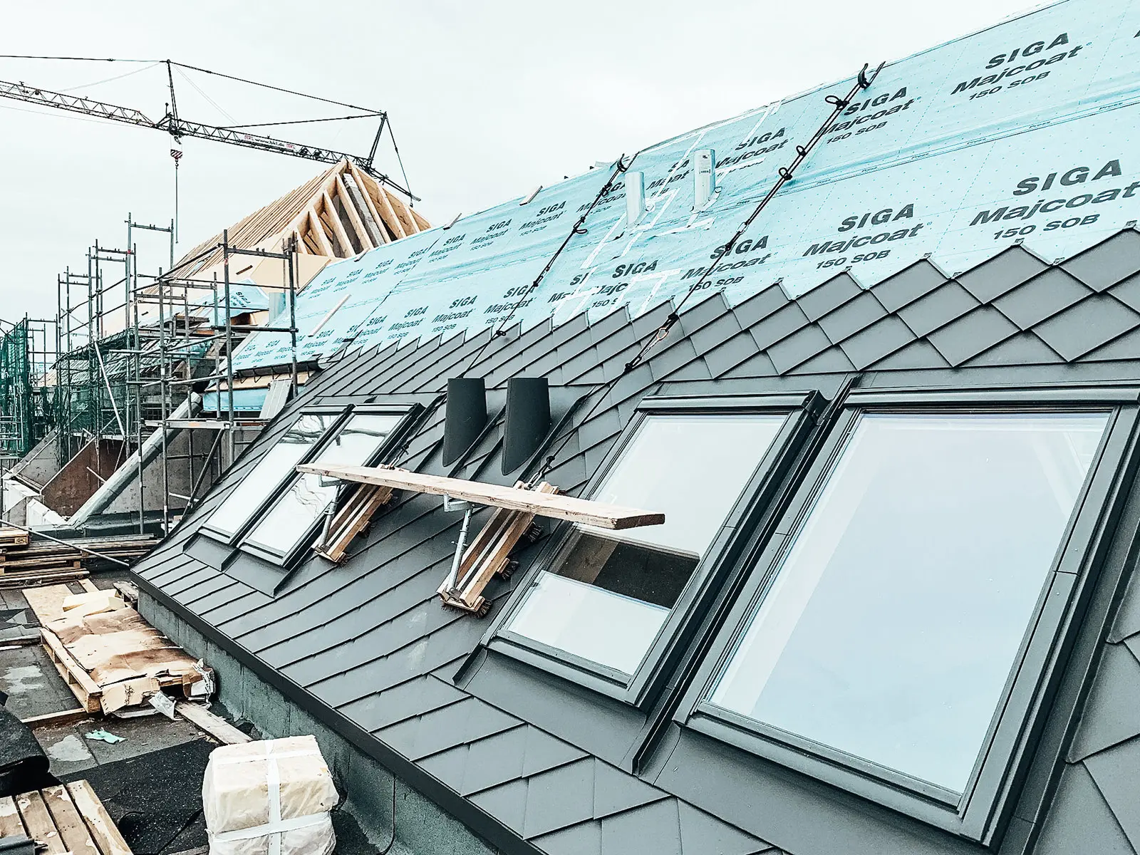You can see the roof during renovation. Here the PREFA rhomboid façade tiles 29x29 in P.10 dark grey are being laid.