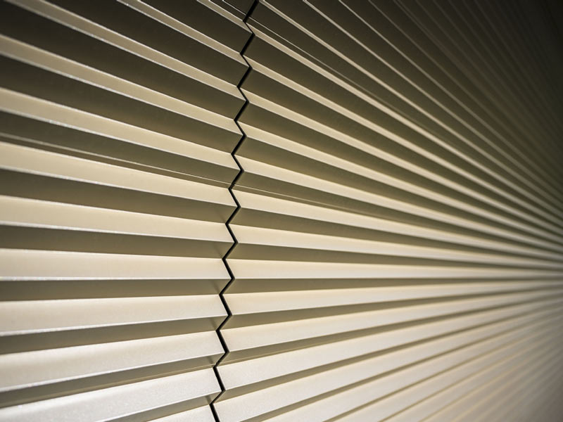 Detailed view of the PREFA serrated profile in bronze