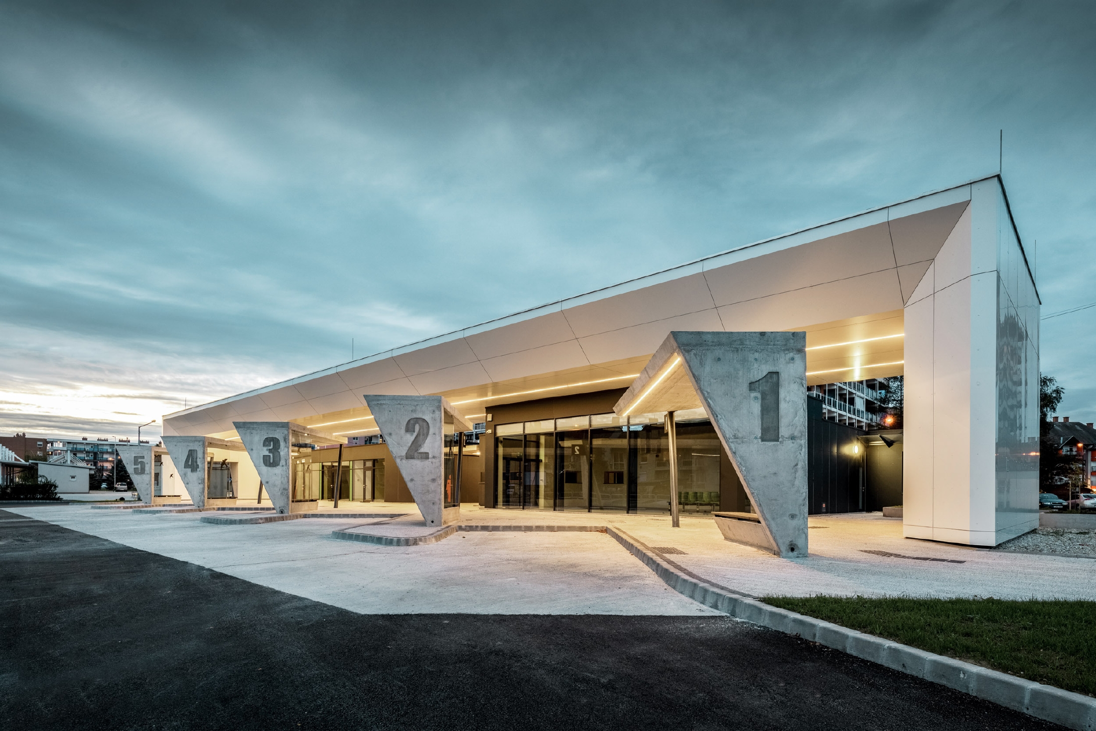 Modern bus station in Lenti, soffits are clad with PREFABOND aluminium composite panels in pure white