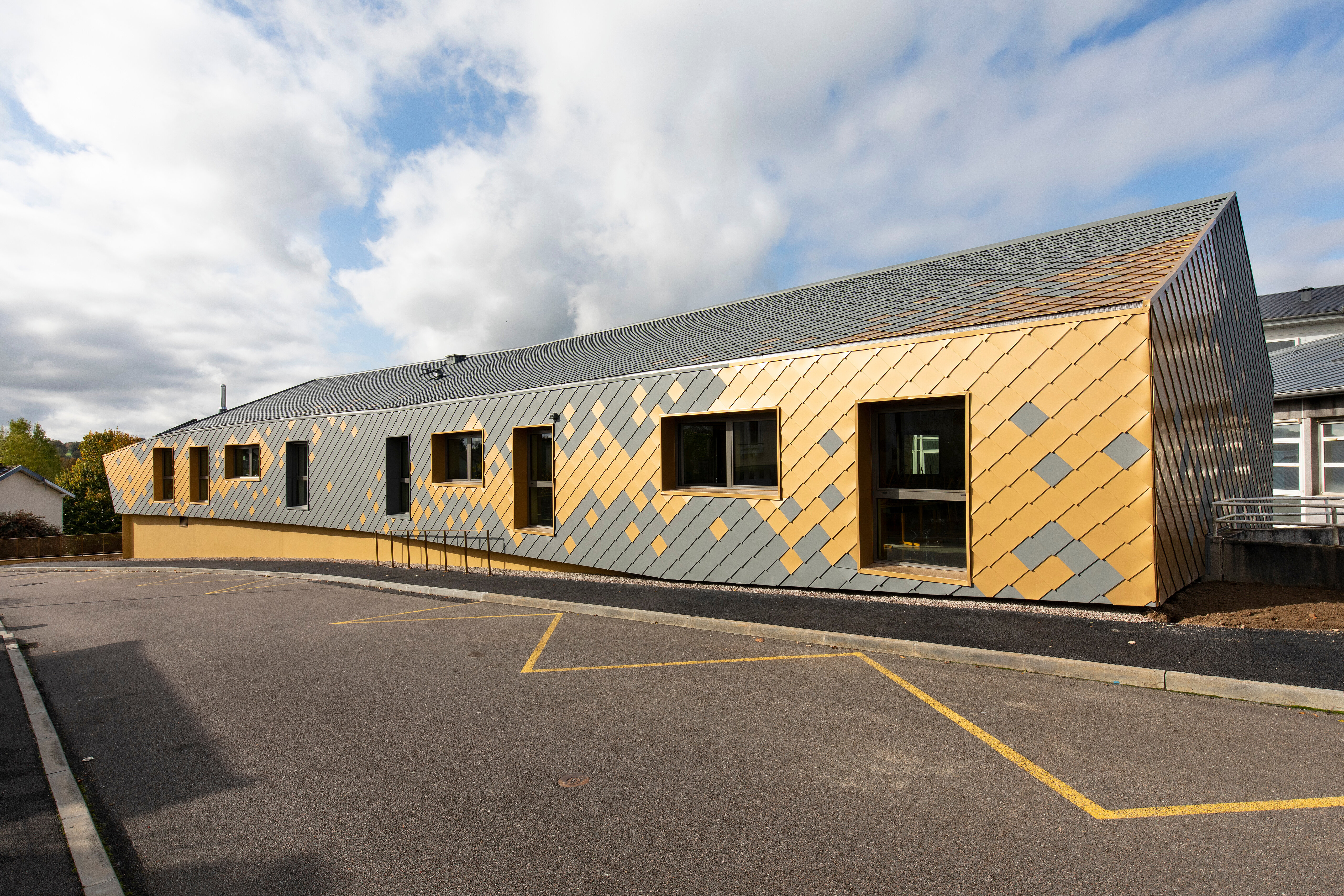 PREFA-Wandraute-29x29-Fassade-Hellgrau-Mayagold-FR-Grundschule-Jean_Peyraud-Pierre-Buffiere__1_.jpg